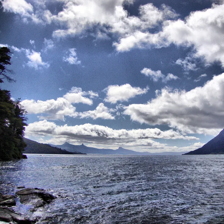 Lago cercado de montanhas na região dos lagos